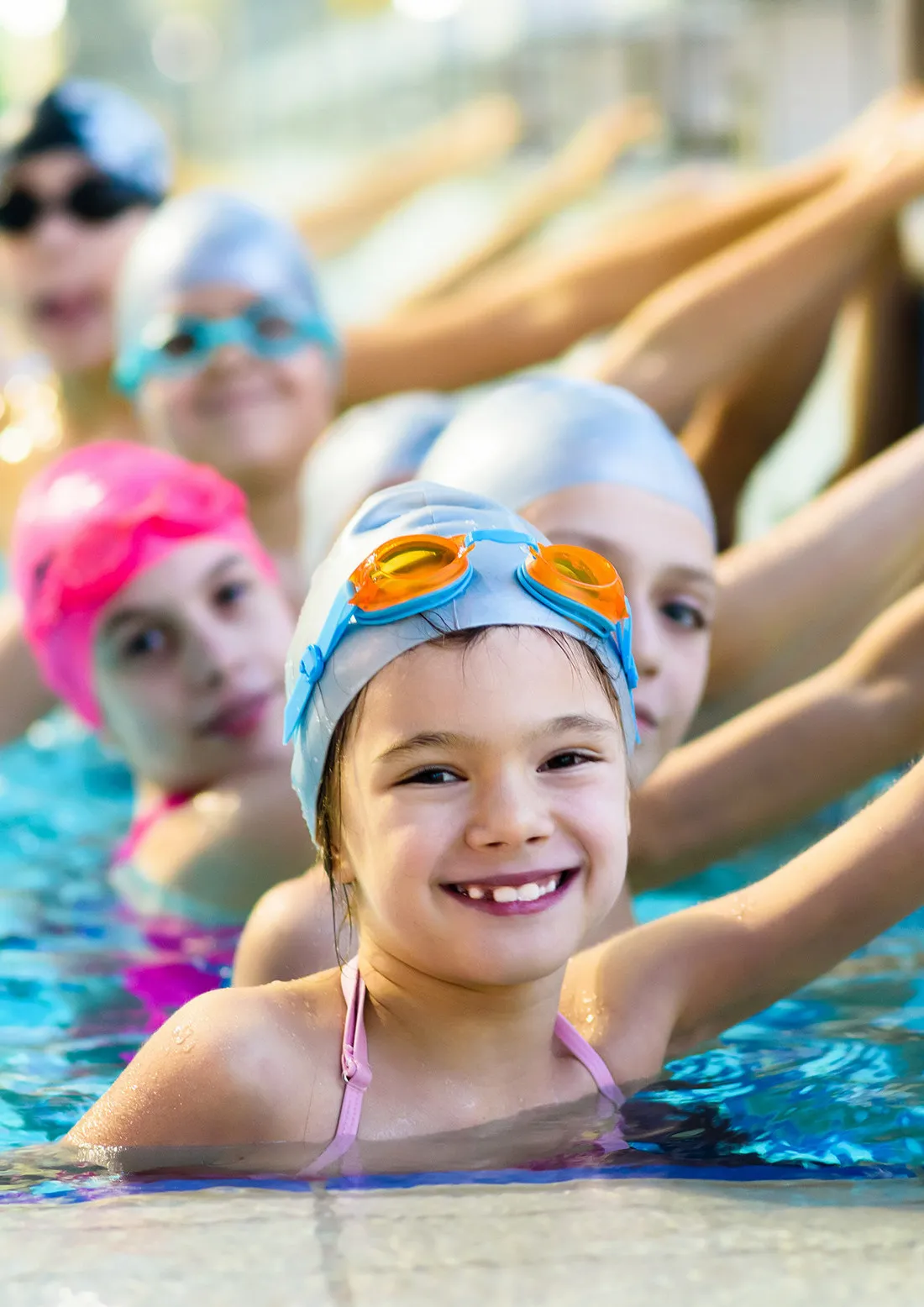 Kinder im Schwimmkurs