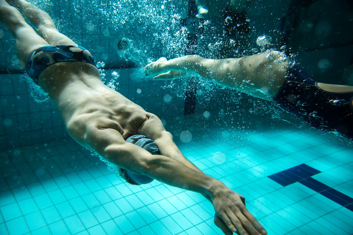 Schwimmerinnen unter Wasser