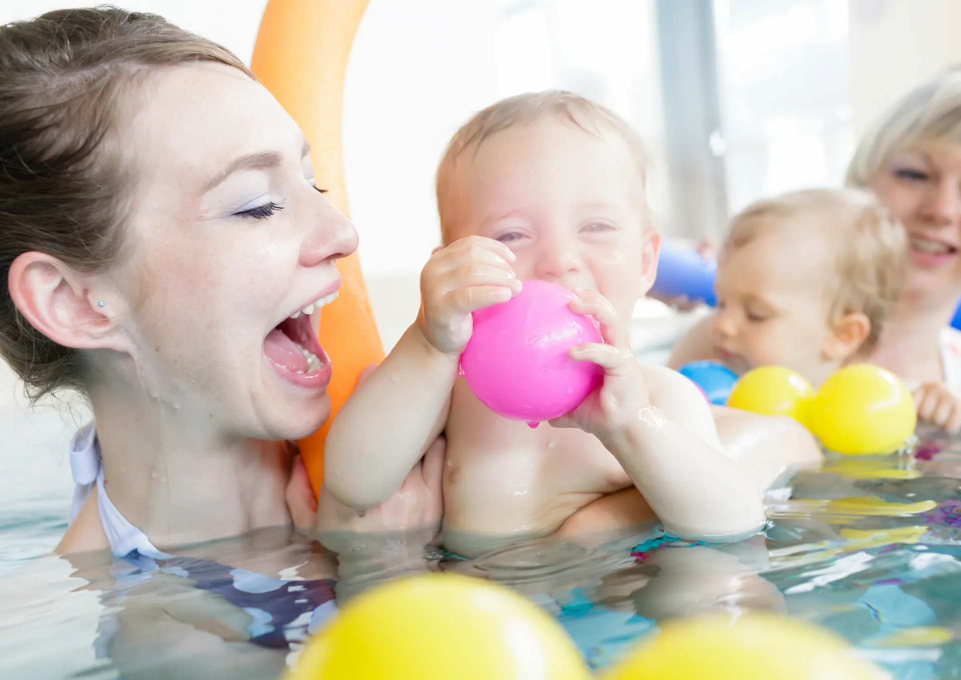 Mutter mit Baby im Wasser