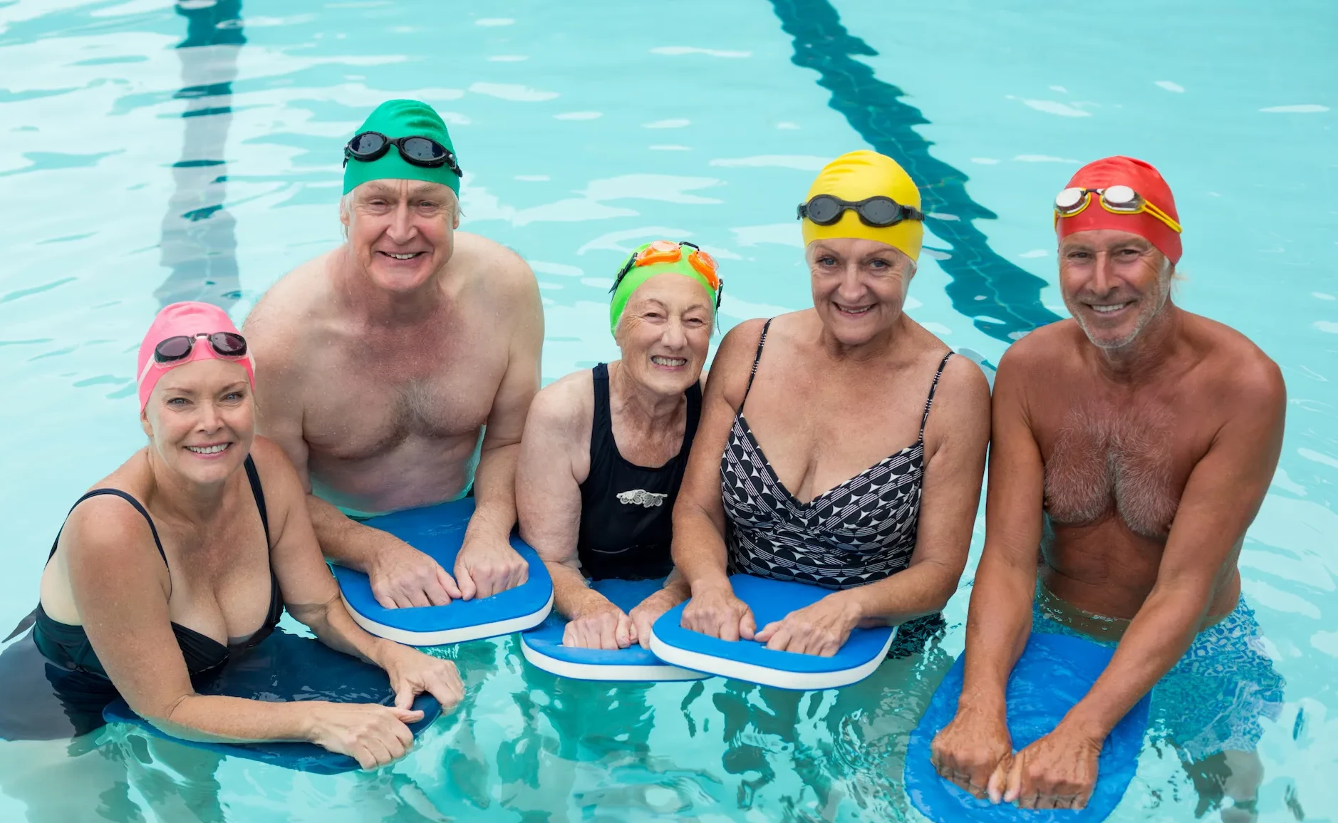 Erwachsene beim Schwimmkurs