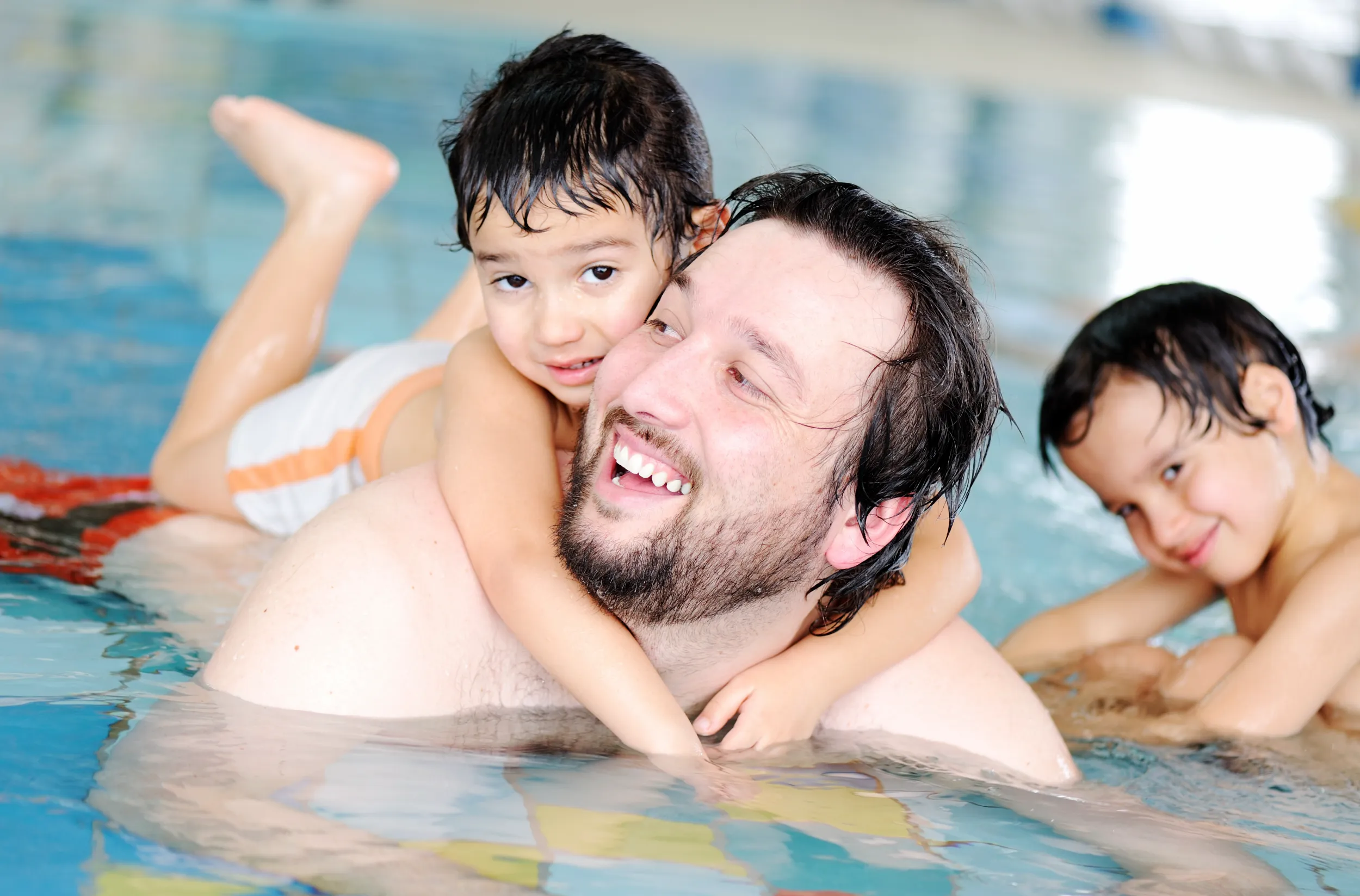 Vater mit kleinem Jungen im Wasser