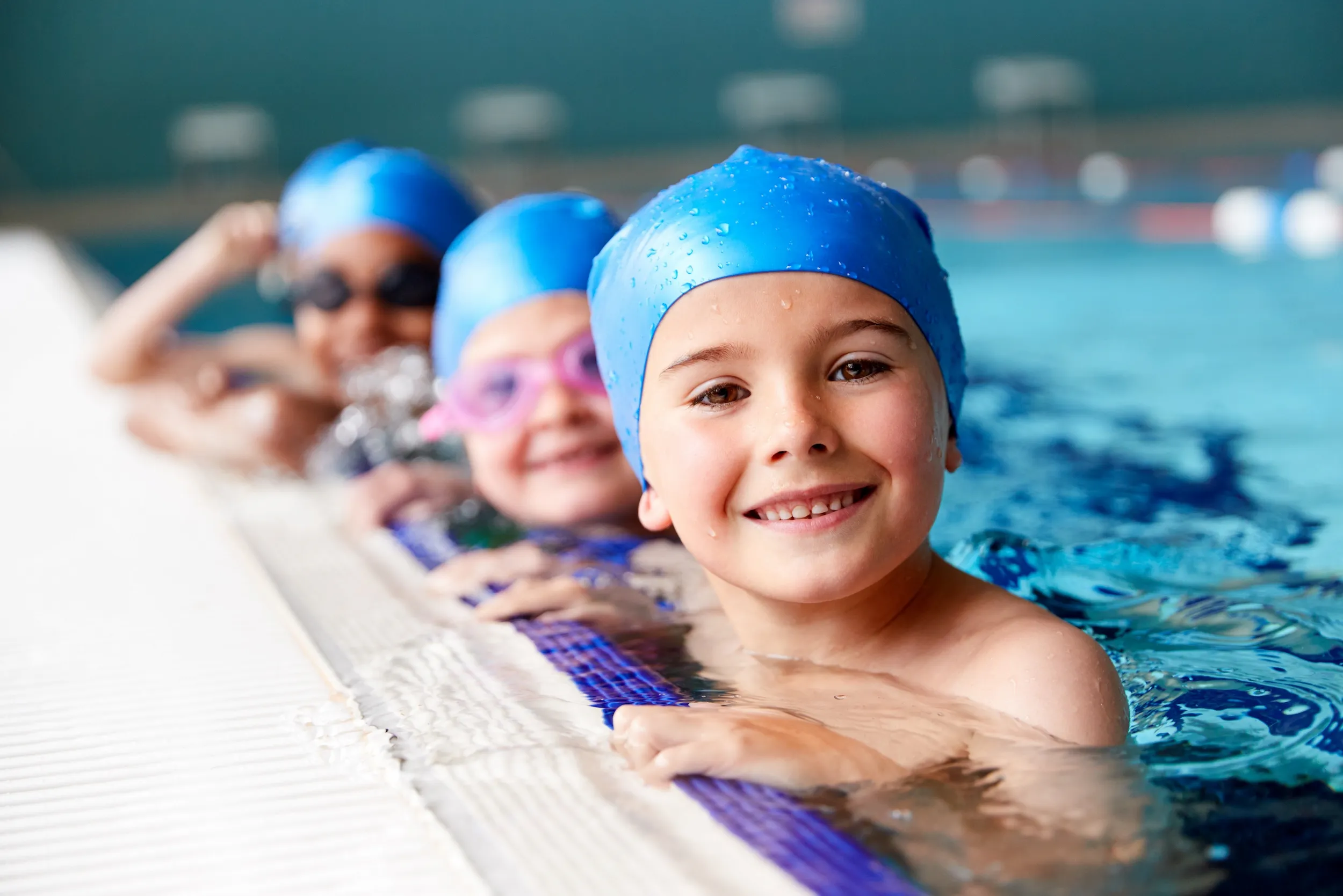 Gruppe von Kindern beim Anfängerschwimmen