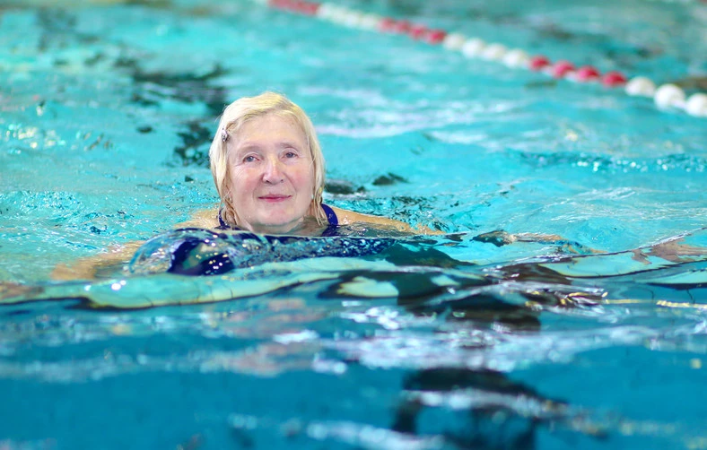 Frau beim Schwimmen im Schwimmbad