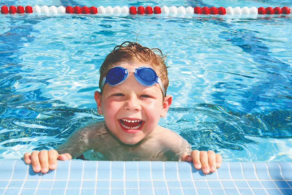 Einzelschwimmunterricht mit kleinem Jungen